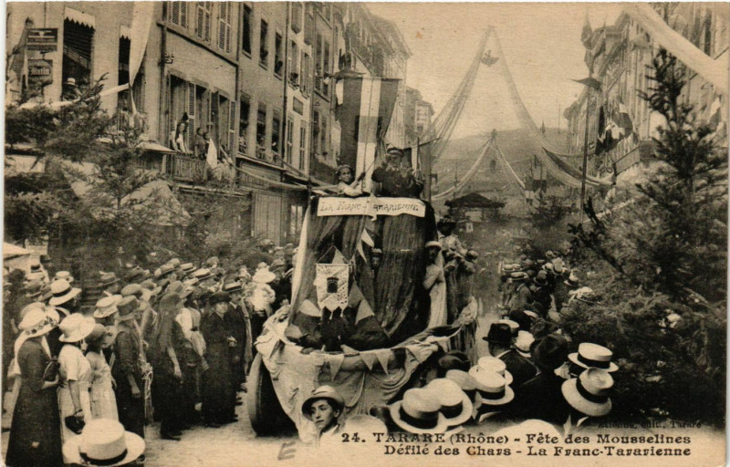 Carte postale ancienne Tarare - Fete des Mousselines - Defile des Chars à Tarare