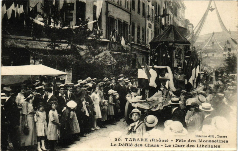Carte postale ancienne Tarare - Fete des Mousselines - Le Defile des Chars à Tarare