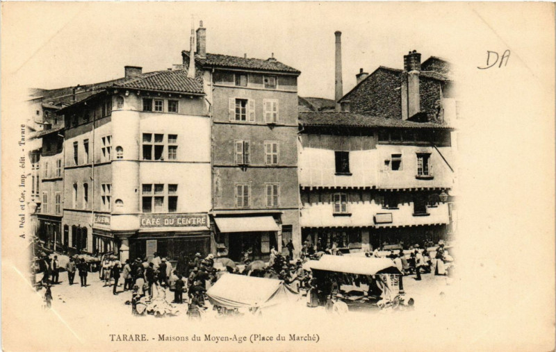 Carte postale ancienne Tarare - Maisons du Moyen-Age - Place du Marché à Tarare