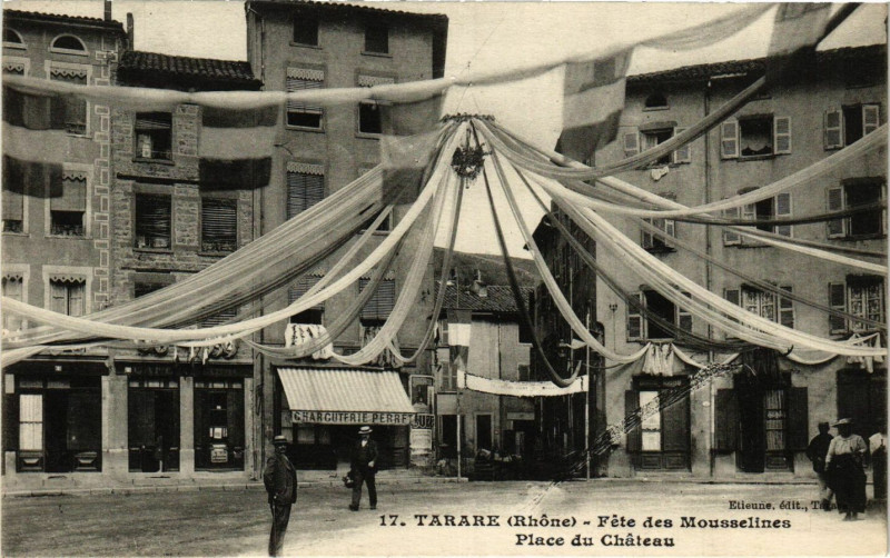 Carte postale ancienne Tarare - Fete des Mousselines - Place du Chateau à Tarare