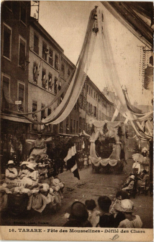 Carte postale ancienne Tarare - Fete des Mousselines - Defile des Chars à Tarare