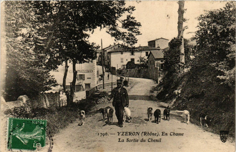 Carte postale ancienne Ytzeron - En Chasse - La Sortie du Chenil