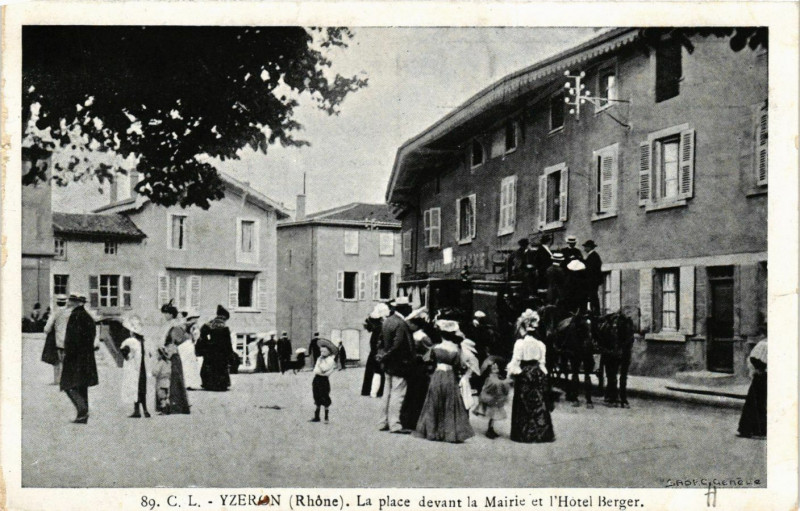 Carte postale ancienne Ytzeron - La Place devant la Mairie et l'Hotel Berger
