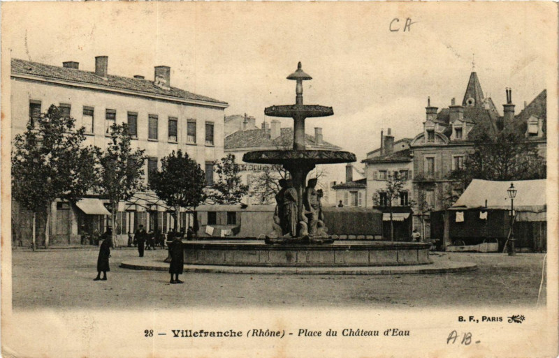 Carte postale ancienne Villefranche-sur-Saone - Place du Chateau d'Eau à Villefranche-sur-Saône