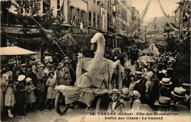 Carte postale ancienne Tarare - Fete des Mousselines - Defile des Chars - Le Canard à Tarare