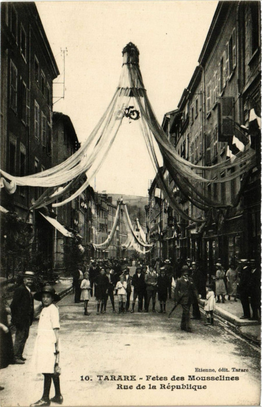 Carte postale ancienne Tarare - Fete des Mousselines - Rue de la Republique à Tarare