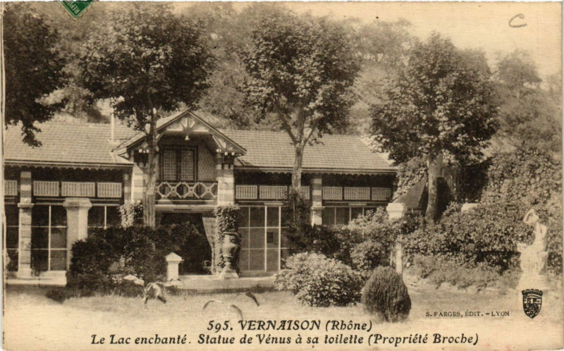 Carte postale ancienne Vernaison - Le Lac Enchanté: Statue de Vénus a sa Toilette à Vernaison