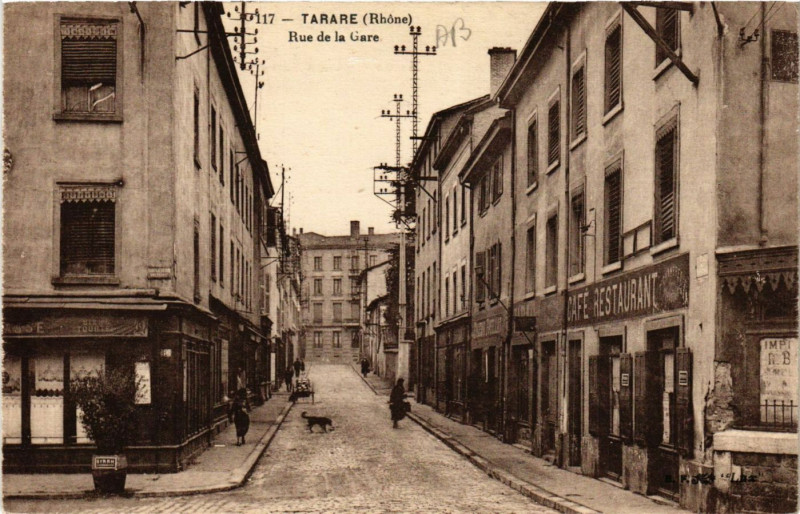 Carte postale ancienne Tarare - Rue de la Gare à Tarare