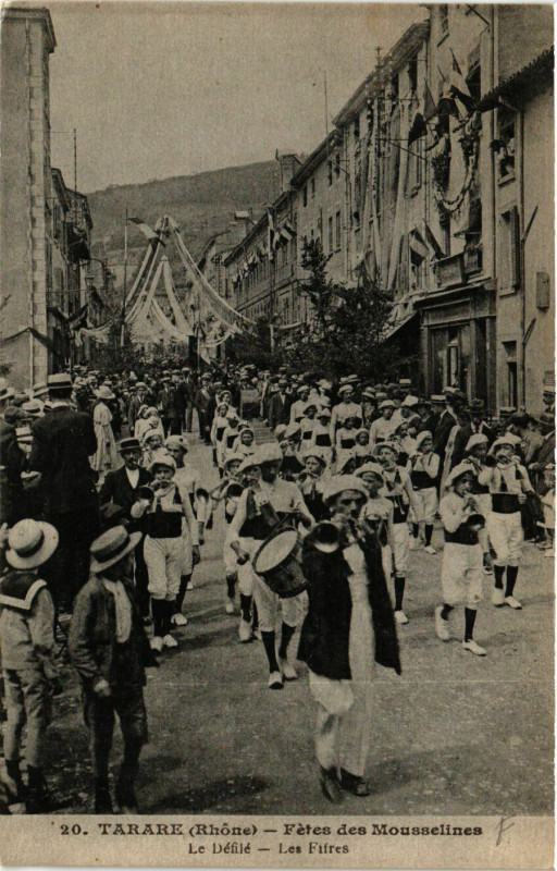Carte postale ancienne Tarare - Fete des Mousselines - Le Defile - Les Fifres à Tarare