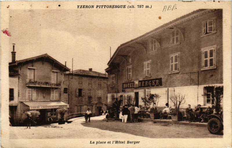 Carte postale ancienne Ytzeron - La Place et l'Hotel Berger