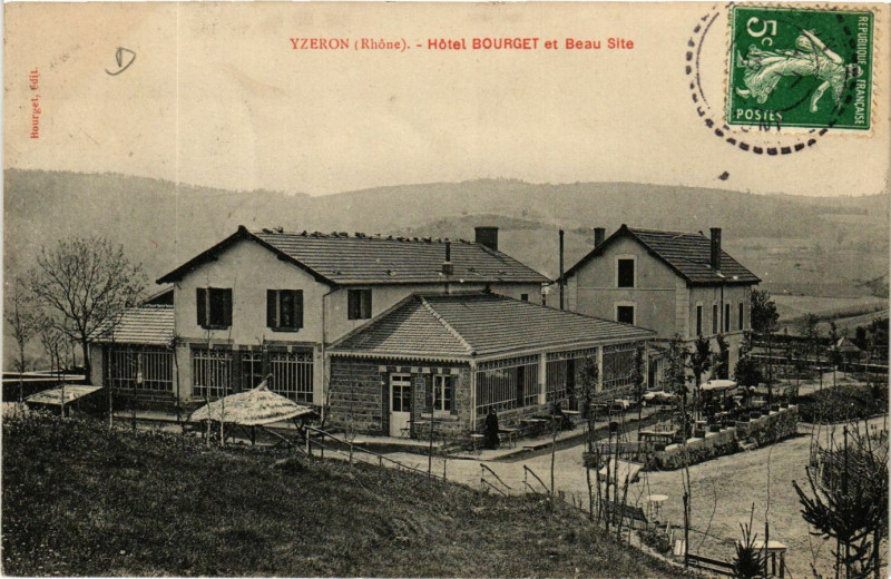 Carte postale ancienne Ytzeron - Place d'Ytzeron - Hotel Bourget et Beau Site