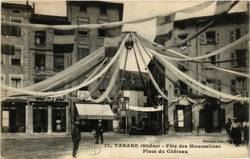 Carte postale ancienne Tarare - Fete des Mousselines - Place du Chateau à Tarare