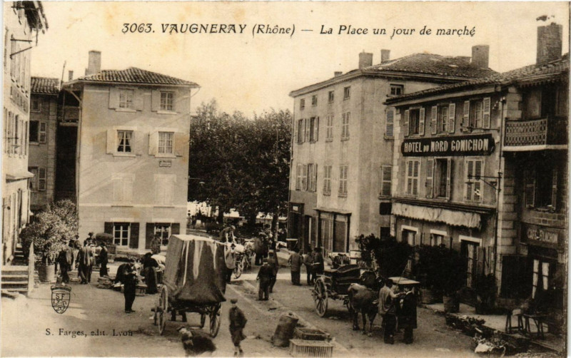 Carte postale ancienne Vaugneray - La Place un jour de Marché à Vaugneray