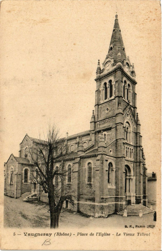 Carte postale ancienne Vaugneray - Place de Eglise - Le Vieux Tilleul à Vaugneray