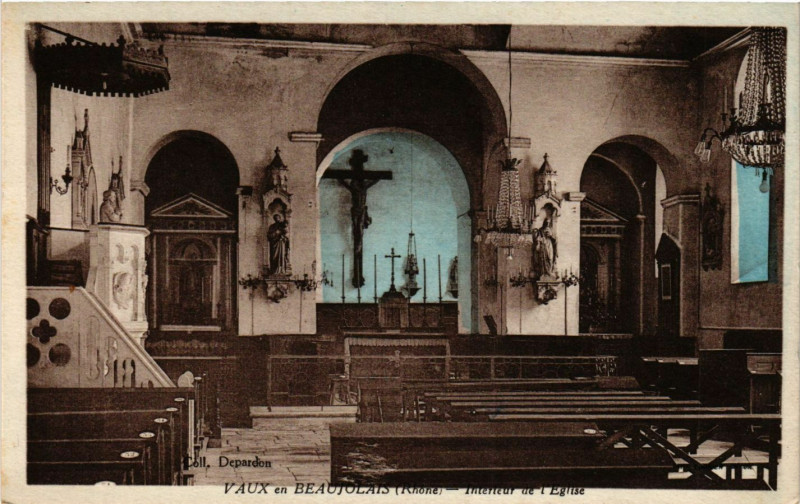 Carte postale ancienne Vaux-en-Beaujolais - Intérieur de Eglise à Vaux-en-Beaujolais