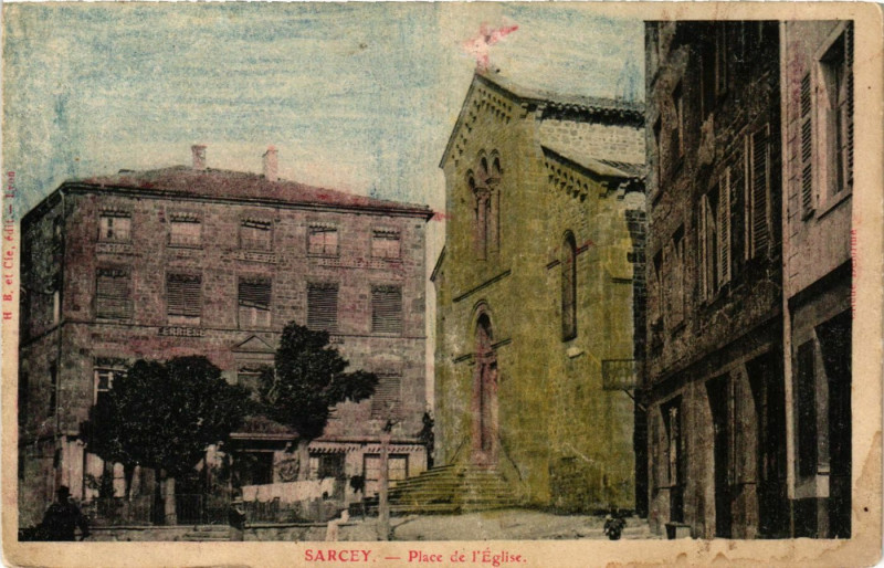 Carte postale ancienne Sarcey - Place de Eglise à Sarcey