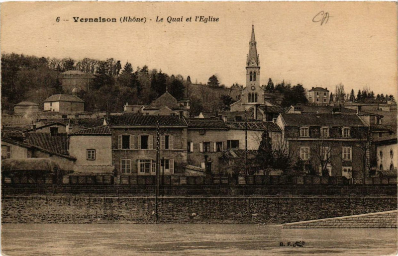 Carte postale ancienne Vernaison Le Quai et Eglise à Vernaison
