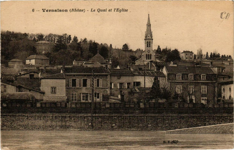 Carte postale ancienne Vernaison Le Quai et Eglise à Vernaison