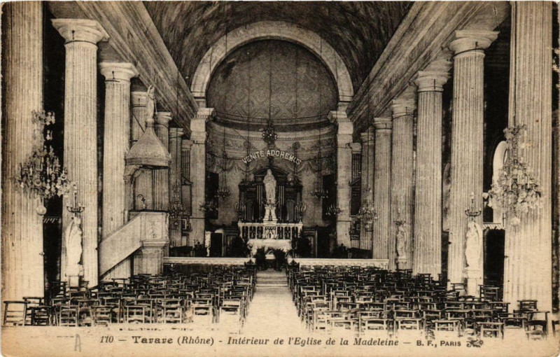 Carte postale ancienne Tarare Intérieur de Eglise de la Madeleine à Tarare