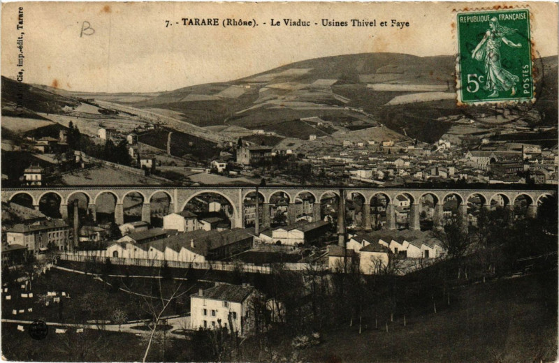 Carte postale ancienne Tarare - Le Viaduc - Usines Thivel et Faye à Tarare