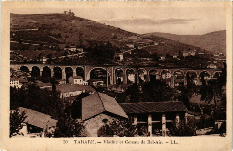 Carte postale ancienne Tarare - Viaduc et Coteau de Bel-Air à Tarare