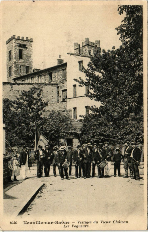 Carte postale ancienne Neuville-sur-Saone - Vestiges du Vieux Chateau - Les Vogueurs à Neuville-sur-Saône
