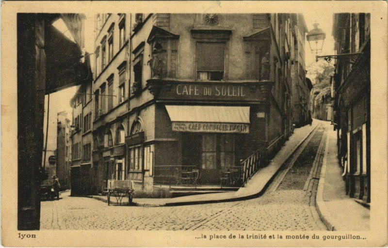 Carte postale ancienne Lyon la place de la trinité et la montée à Lyon