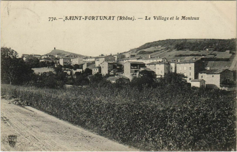 Carte postale ancienne Saint-Fortunat Le Village et le Montoux