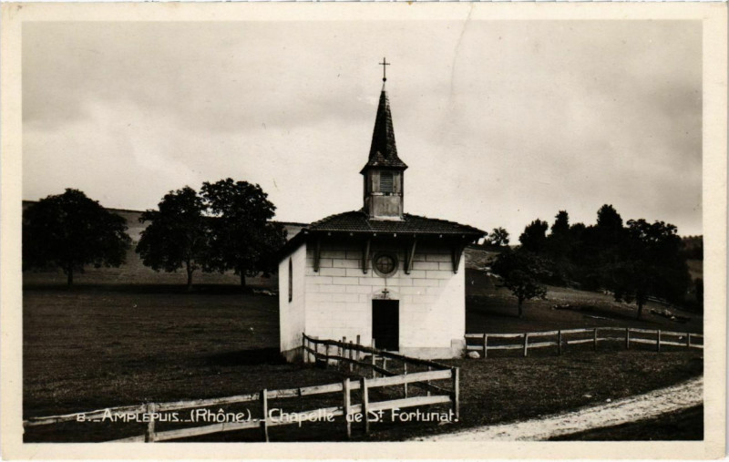 Carte postale ancienne Amplepuis - Chapelle de St. Fortunat à Amplepuis
