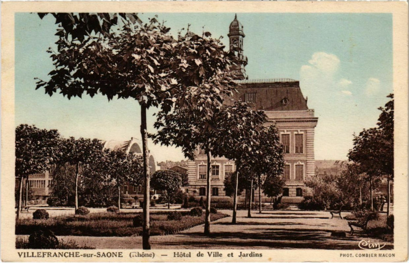 Carte postale ancienne Villefranche-sur-Saone - Hotel de Ville et Jardins à Villefranche-sur-Saône