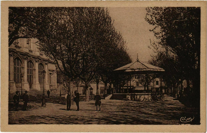 Carte postale ancienne Givors - Place de l'Hotel-de-Ville - Le Kiosque à Givors