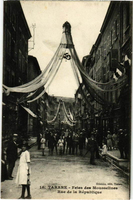 Carte postale ancienne Tarare - Fetes des Mousselines - Rue de la Republique à Tarare