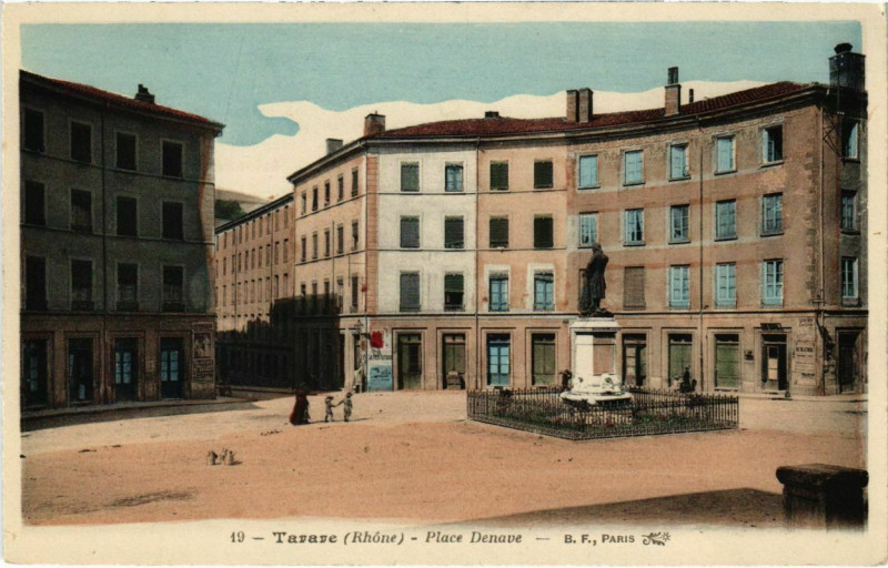 Carte postale ancienne Tarare - Place Denave à Tarare
