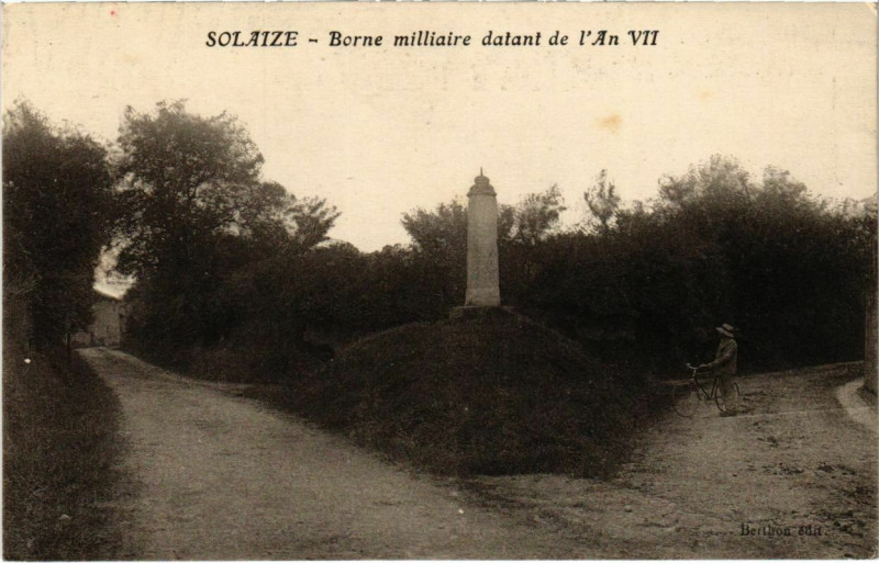 Carte postale ancienne Solaize - Borne Milliaire Datant de l'An Vii à Solaize