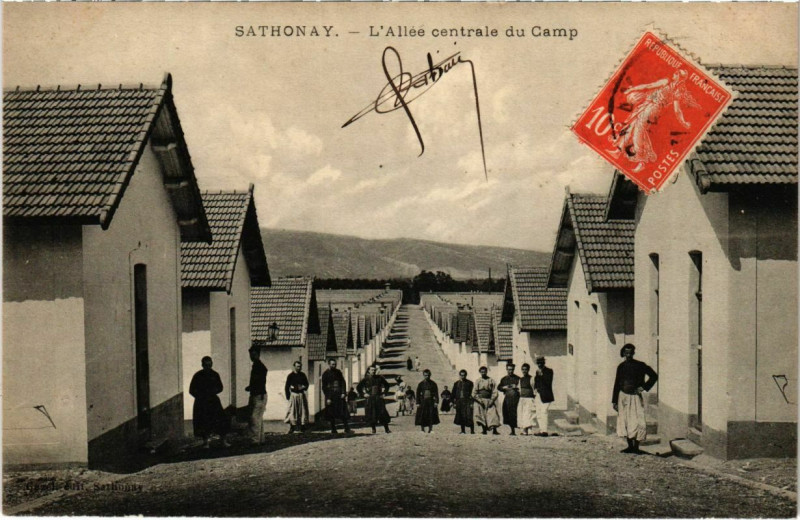 Carte postale ancienne Sathonay - L'Allee Centrale du Camp