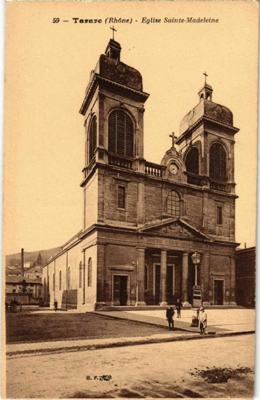 Carte postale ancienne Tarare - Eglise Sainte-Madeleine à Tarare
