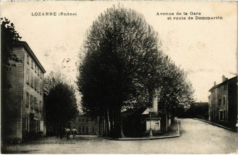 Carte postale ancienne Lozanne - Avenue de la Gare et Route de Dommartin à Lozanne