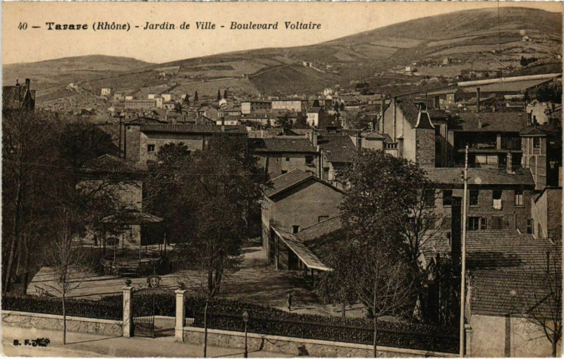 Carte postale ancienne Tarare - Jardin de Ville - Boulevard Voltaire à Tarare