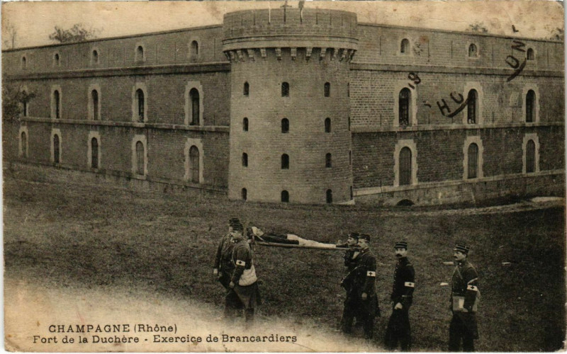 Carte postale ancienne Champagne - Fort de la Duchere - Exercice de Brancardiers