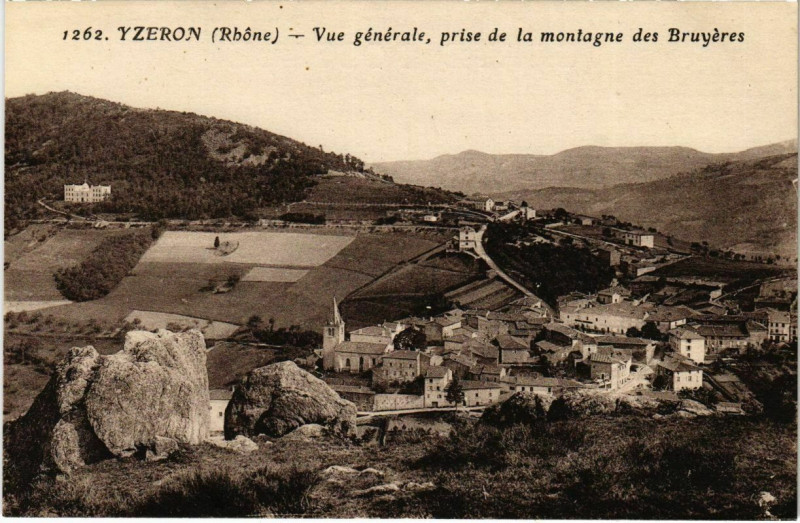 Carte postale ancienne Yzeron - Vue Generale - prise de la Montagne des Bruyeres à Yzeron