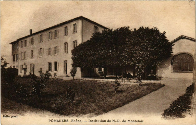 Carte postale ancienne Pommiers - Institution de N.-D. De Montclair à Pommiers