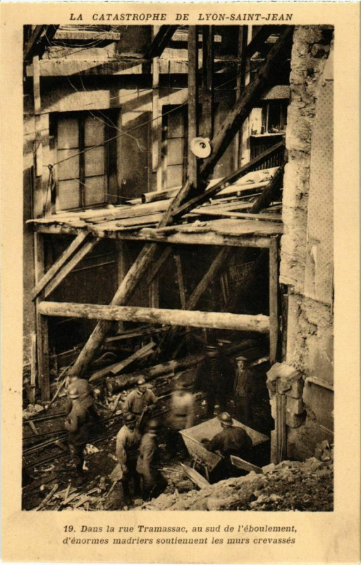 Carte postale ancienne La Catastrophe de Lyon-Saint-Jean - Dans la Rue Tramassac à Lyon