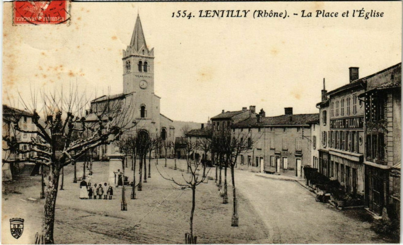 Carte postale ancienne Lentilly - La Place et l'Eglise à Lentilly