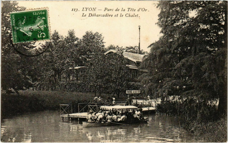 Carte postale ancienne Lyon- Parc de la Tete d'Or, Debarcadere et le Chalet France à Lyon