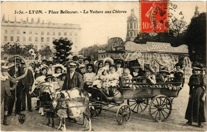 Carte postale ancienne Lyon- Place Bellecour ,La Voiture aux Chevres France à Lyon