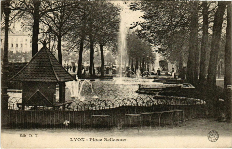 Carte postale ancienne Lyon- Place Bellecour France à Lyon