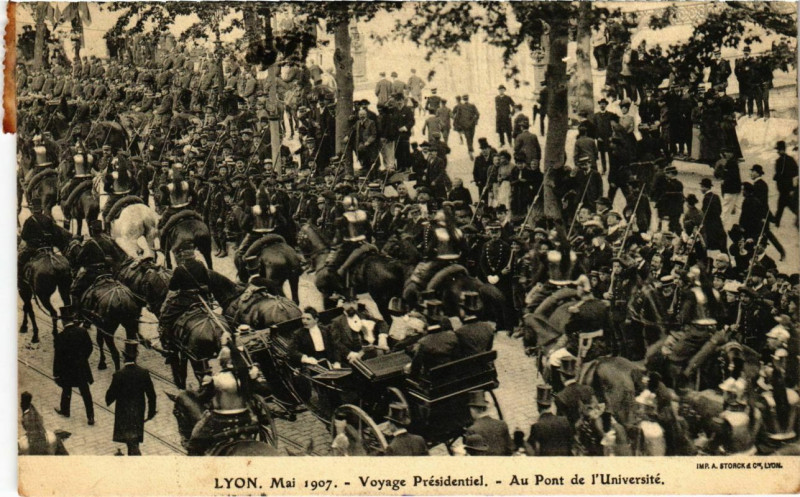 Carte postale ancienne Lyon- Voyage Presidentiel,Au Pont de l'Universite France à Lyon