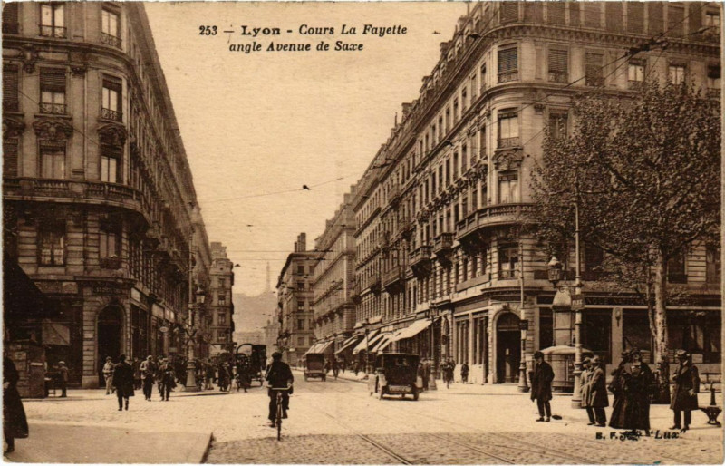Carte postale ancienne Lyon- Cours Lafayette angle Avenue de Saxe France à Lyon