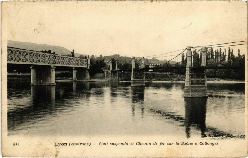 Carte postale ancienne Lyon- Pont suspendu et Chemin de Fer France à Lyon