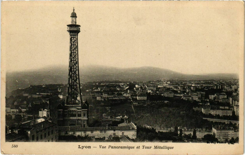 Carte postale ancienne Lyon- vue panoramique et Tour Metallique France à Lyon